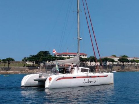 Aluguel e passeio Catamarã à Vela Praia 47. Barco veleiro em Niterói e Rio de Janeiro.