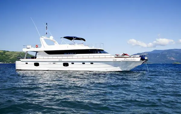 Iate DM 87 Prince d'Azur de 87 pés navegando no Rio de Janeiro com montanhas ao fundo