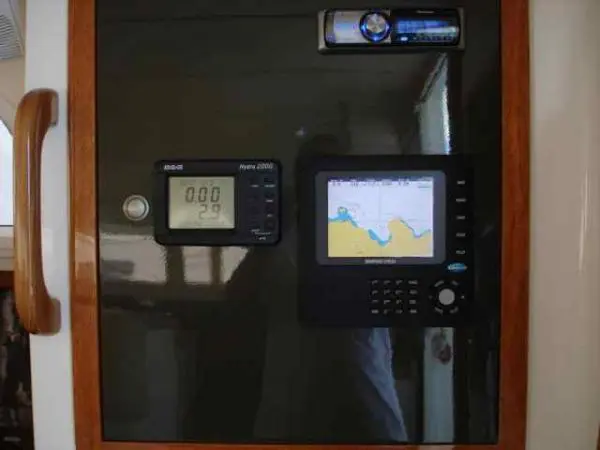 Painel de controle do Catamarã Dolphin 46 com instrumentos de navegação modernos