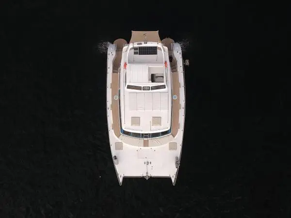 Vista aérea do Catamarã Power Cat 40 navegando em águas tranquilas, perfeito para aluguel de barco no Rio de Janeiro.