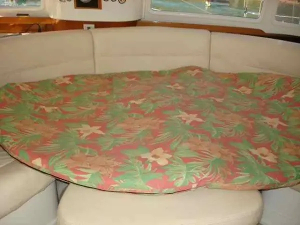 Mesa central convertida em cama no salão do Catamarã Dolphin 46