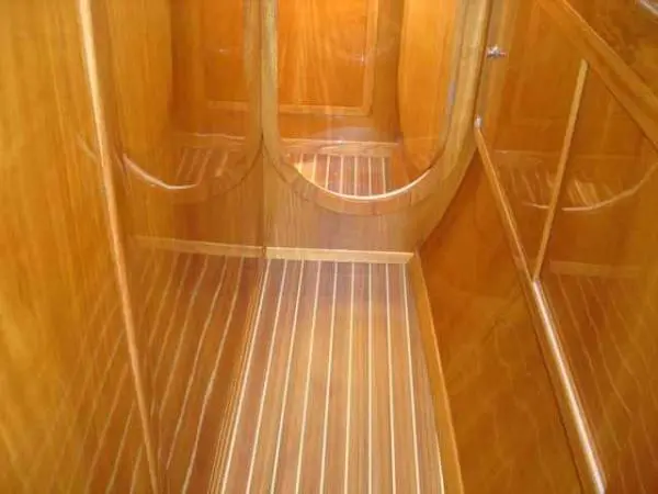 Corredor interno do Catamarã Dolphin 46 com acabamento em madeira polida