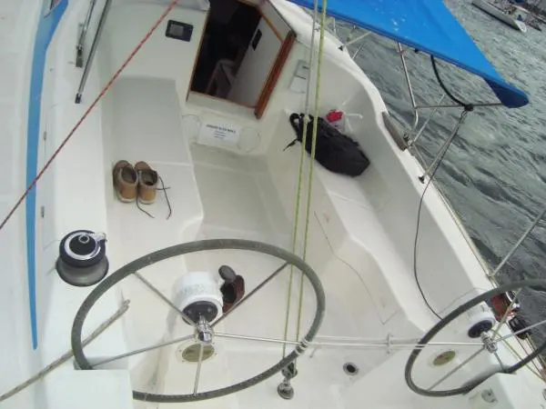 Cockpit do veleiro Samoa 36 com rodas de leme duplas