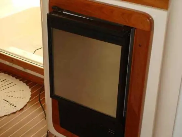 Refrigerador embutido no Catamarã Dolphin 46, combinando funcionalidade e design elegante