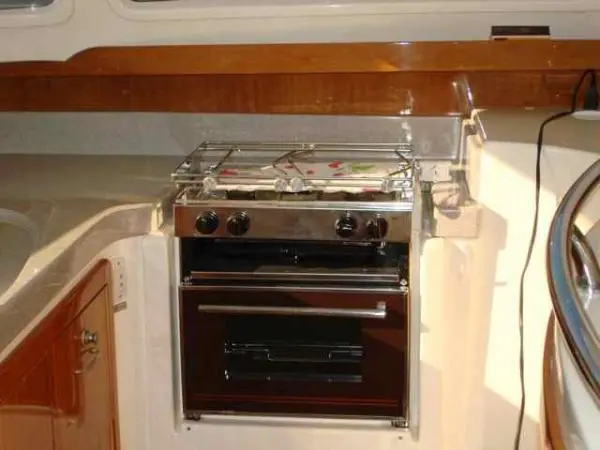 Fogão e forno embutidos na cozinha do Catamarã Dolphin 46, ideais para refeições a bordo