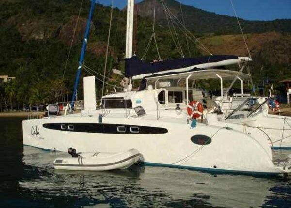 Catamarã Dolphin 46 atracado com bote inflável ao lado durante passeio no Rio de Janeiro