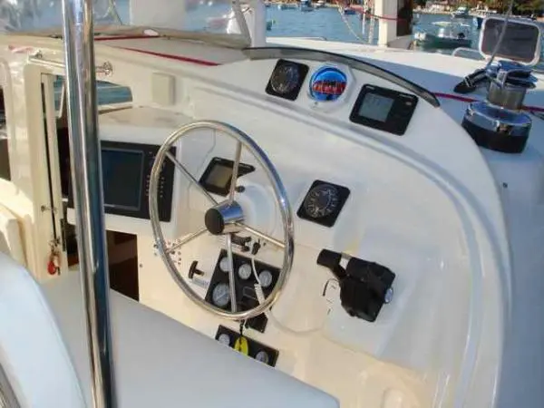 Painel de controle e timão do Catamarã Dolphin 46, equipado para navegação segura