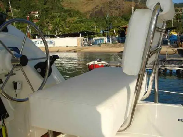 Assento acolchoado para o capitão no Catamarã Dolphin 46, garantindo conforto durante o passeio