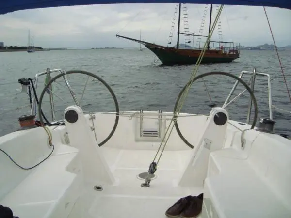 Cockpit com rodas duplas do veleiro Samoa 36, vista para o mar