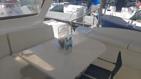 Mesa preparada na área externa do Catamarã Power Cat 40, ideal para refeições durante passeios de barco no Rio de Janeiro.