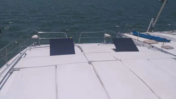 Área externa do Catamarã Power Cat 40 com espaços para relaxar e aproveitar a vista durante passeios de barco no Rio de Janeiro.