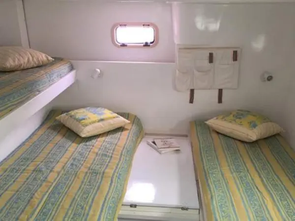 Quarto com duas camas de solteiro no Catamarã Power Cat 40, ideal para passeios em família ou grupos.