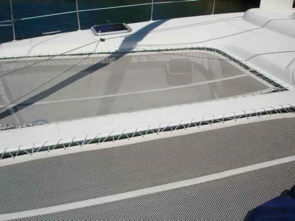 Rede no deck frontal do Catamarã Dolphin 46, ideal para relaxar durante o passeio