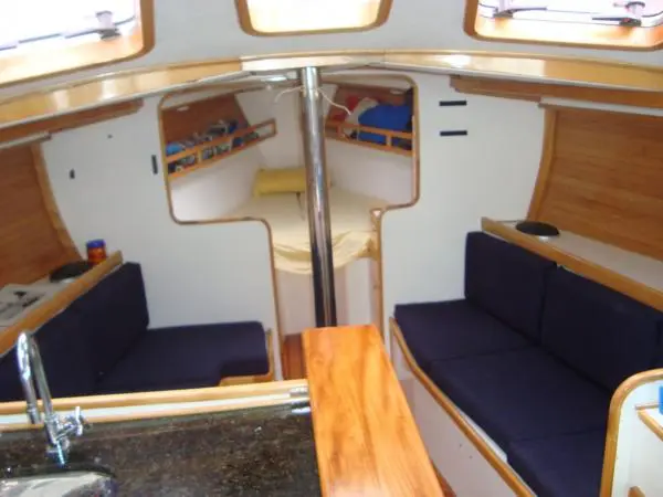 Área interna do veleiro Samoa 36 com sala e cozinha equipada