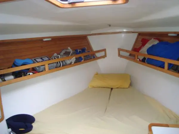 Cabine principal do veleiro Samoa 36 com cama de casal confortável