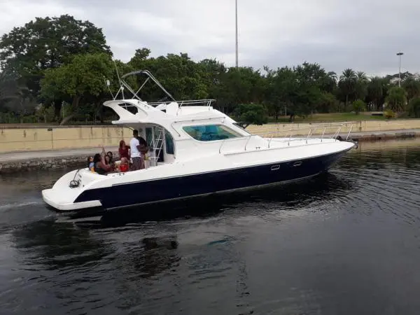 Lancha Intermares 47 Atol de Mururoa navegando em marina