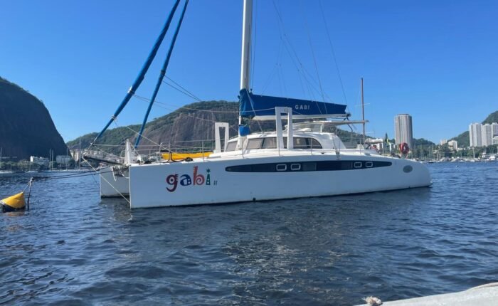 Vista lateral do catamarã Dolphin 46′, em passeio náutico pela Baía de Guanabara, Rio de Janeiro.