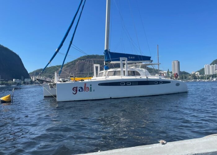Vista lateral do catamarã Dolphin 46′, em passeio náutico pela Baía de Guanabara, Rio de Janeiro.