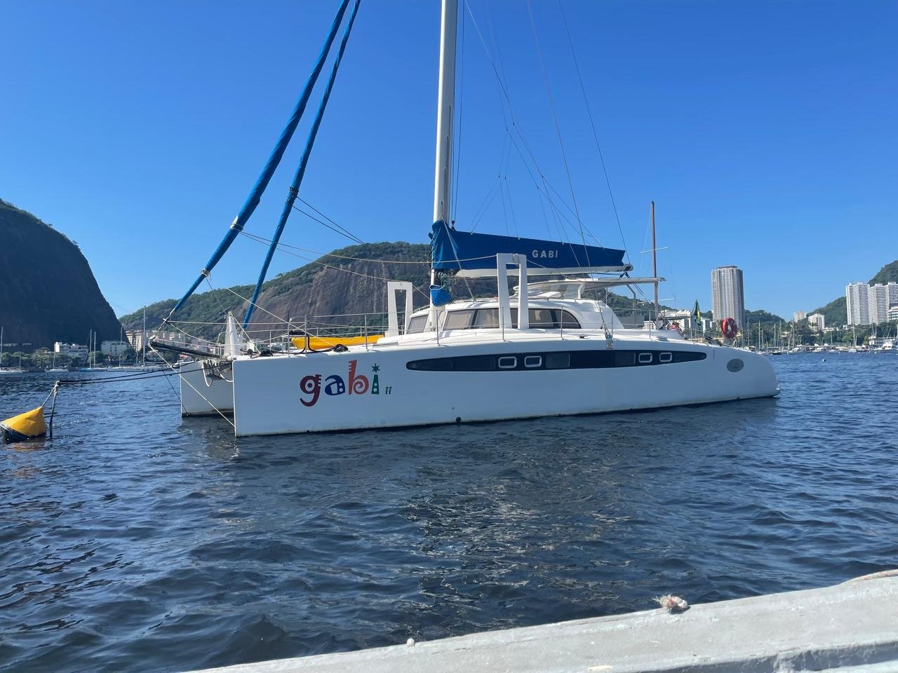 Vista lateral do catamarã Dolphin 46′, em passeio náutico pela Baía de Guanabara, Rio de Janeiro.