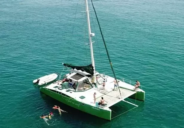 Aluguel de catamarã para passeio em Búzios.