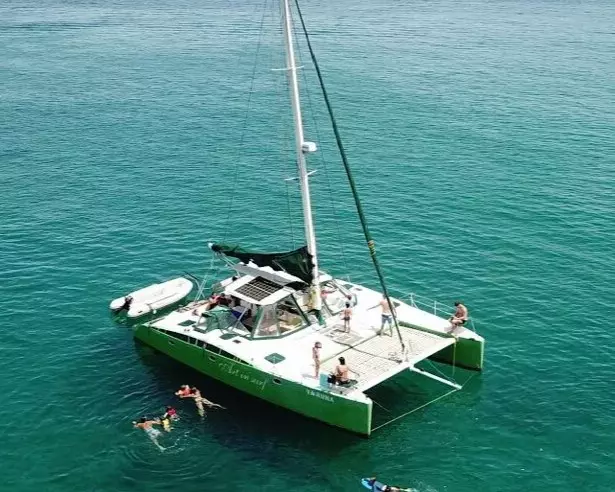 Aluguel de catamarã para passeio em Búzios.