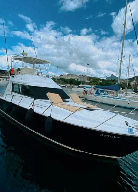 Vista frontal da Lancha Rio Star 50 ancorada na Marina da Glória, pronta para um passeio.