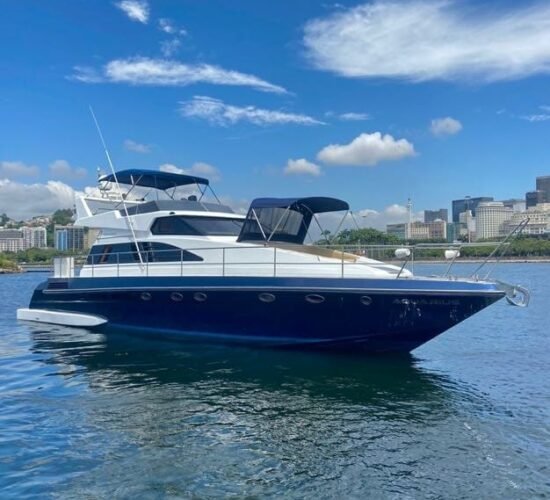 Iate de 60 pés navegando na Baía de Guanabara no Rio de Janeiro
