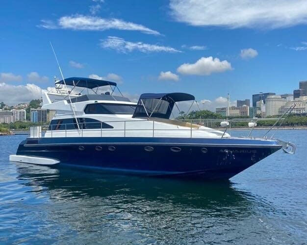 Iate de 60 pés navegando na Baía de Guanabara no Rio de Janeiro