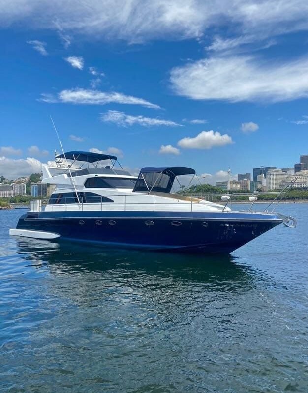 Iate de 60 pés navegando na Baía de Guanabara no Rio de Janeiro