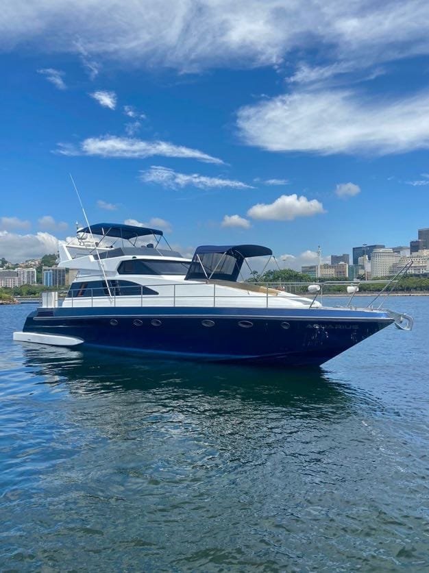 Iate de 60 pés navegando na Baía de Guanabara no Rio de Janeiro