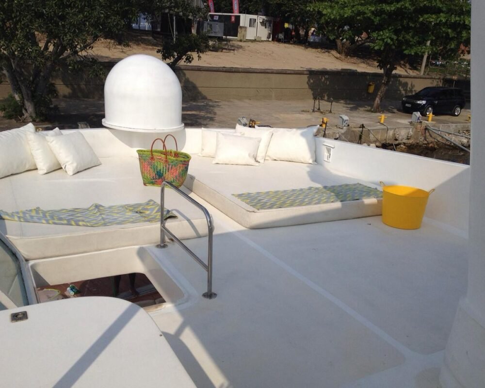 Área externa no deck superior do Trawler 50 pés com almofadas e espaço para relaxar ao ar livre.