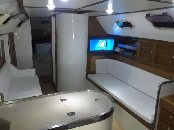 interior do Veleiro FP 36
