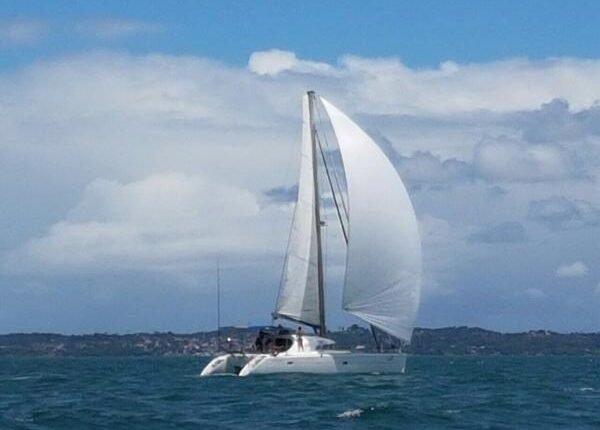 Aluguel e passeio de Catamarã à Vela Lagoon 41. Barco, veleiro em Salvador.