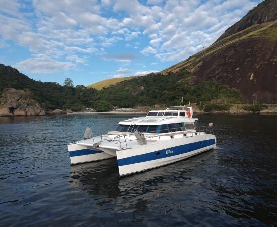 Catamarã Power Cat 40 ancorado em área costeira do Rio de Janeiro