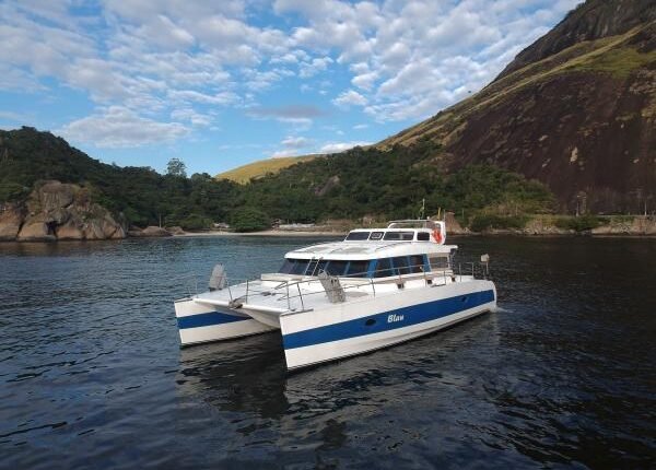 Catamarã Power Cat 40 ancorado em área costeira do Rio de Janeiro