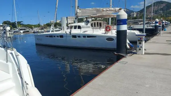 Catamarã Dolphin 46 atracado em marina no Rio de Janeiro, pronto para aluguel