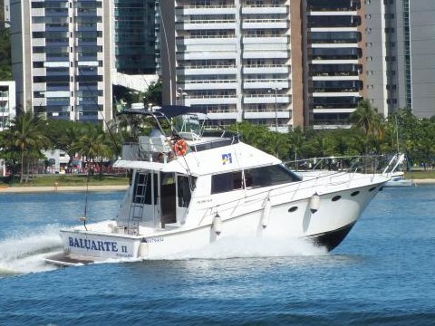 Lancha Riostar 42 Baluarte navegando em Vitória – ES