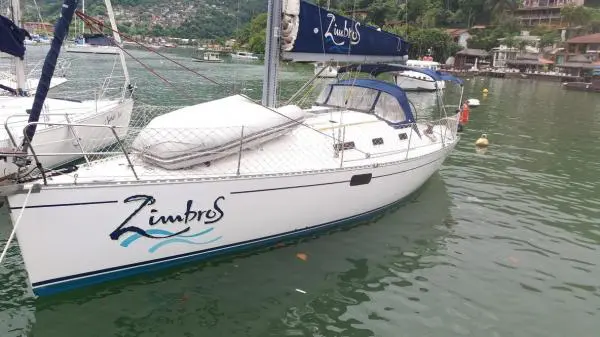Veleiro Delta 36 ancorado em marina de Angra dos Reis, vista lateral do casco