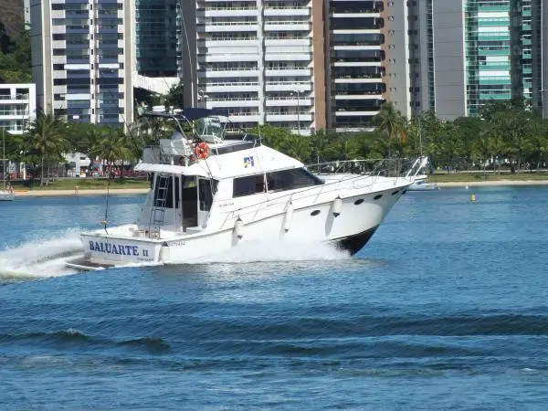 Lancha Riostar 42 Baluarte navegando em Vitória – ES