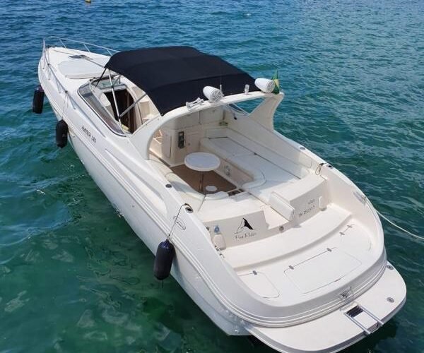 Lancha Runner 380 de 38 pés ancorada em águas cristalinas de Angra dos Reis, vista aérea