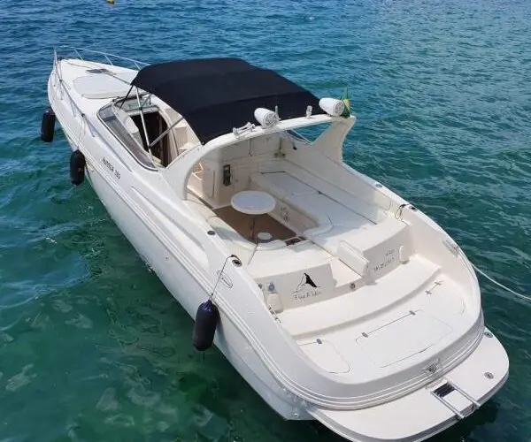 Lancha Runner 380 de 38 pés ancorada em águas cristalinas de Angra dos Reis, vista aérea
