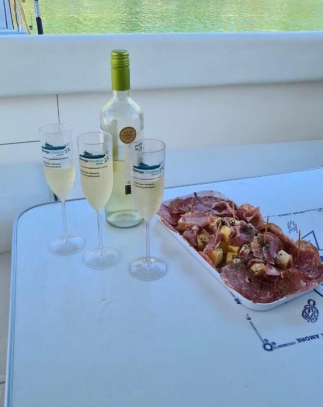 Drinks e petiscos de um aluguel e passeio de barco em Ilhabela