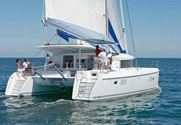 Catamarã Lagoon 421 navegando em Angra dos Reis com passageiros a bordo