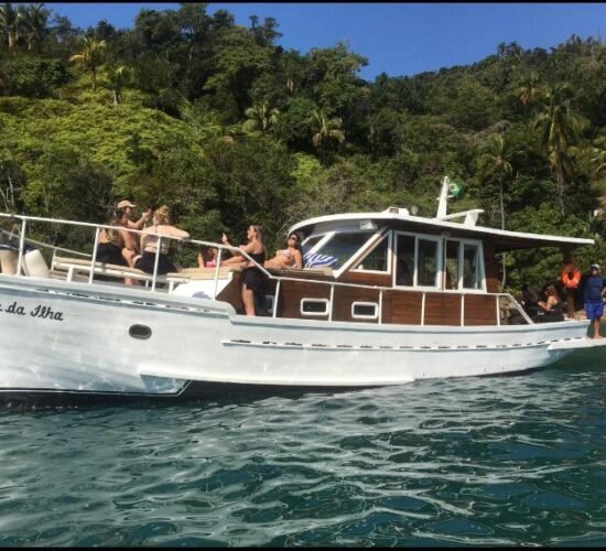 Aluguel e passeio de Trawler de Madeira 36. Barco, lancha, saveiro, traineira, escuna em Ilhabela, São Sebastião