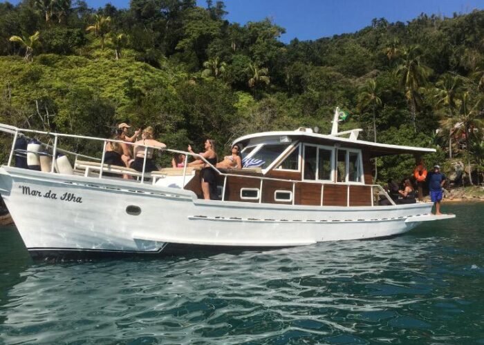 Aluguel e passeio de Trawler de Madeira 36. Barco, lancha, saveiro, traineira, escuna em Ilhabela, São Sebastião