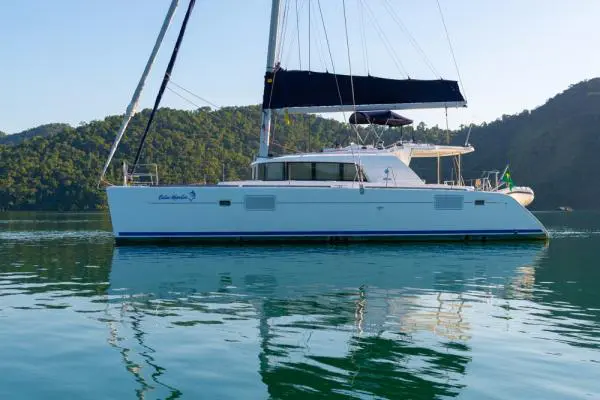 Catamarã veleiro Lagoon 440 Oca ancorado em Angra dos Reis