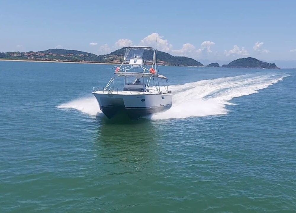 Lancha Cat Mares 370 na água.