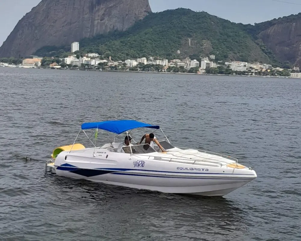 Lancha Real 26 Equilibrista navegando no Rio de Janeiro, com vista para o Pão de Açúcar.