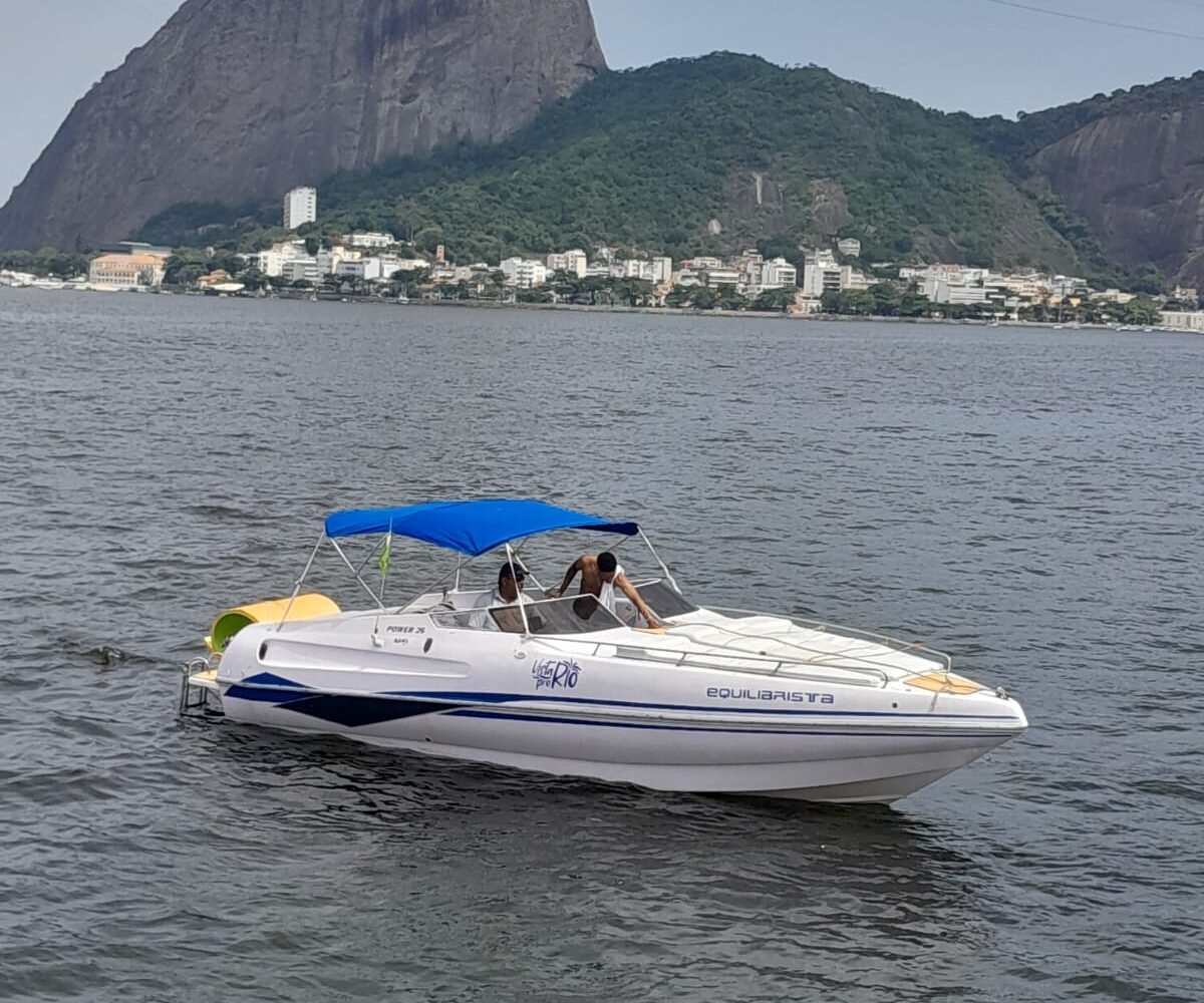 Lancha Real 26 Equilibrista navegando no Rio de Janeiro, com vista para o Pão de Açúcar.