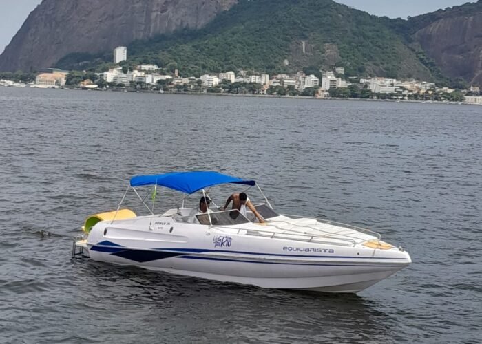 Lancha Real 26 Equilibrista navegando no Rio de Janeiro, com vista para o Pão de Açúcar.